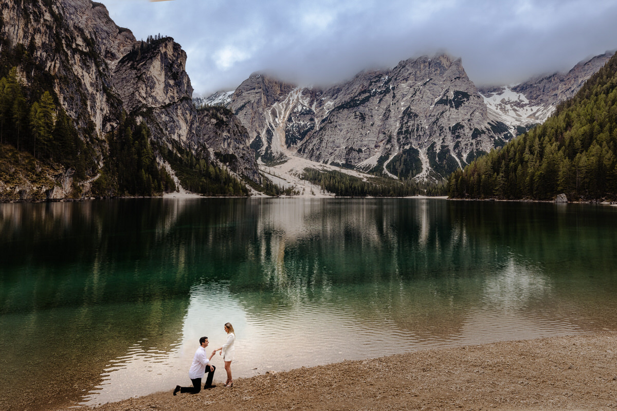 Servizio fotografico per la proposta di matrimonio di Sean e Abigail al  lago di Braies, Alto Adige, dolomiti - Luca Gallizio